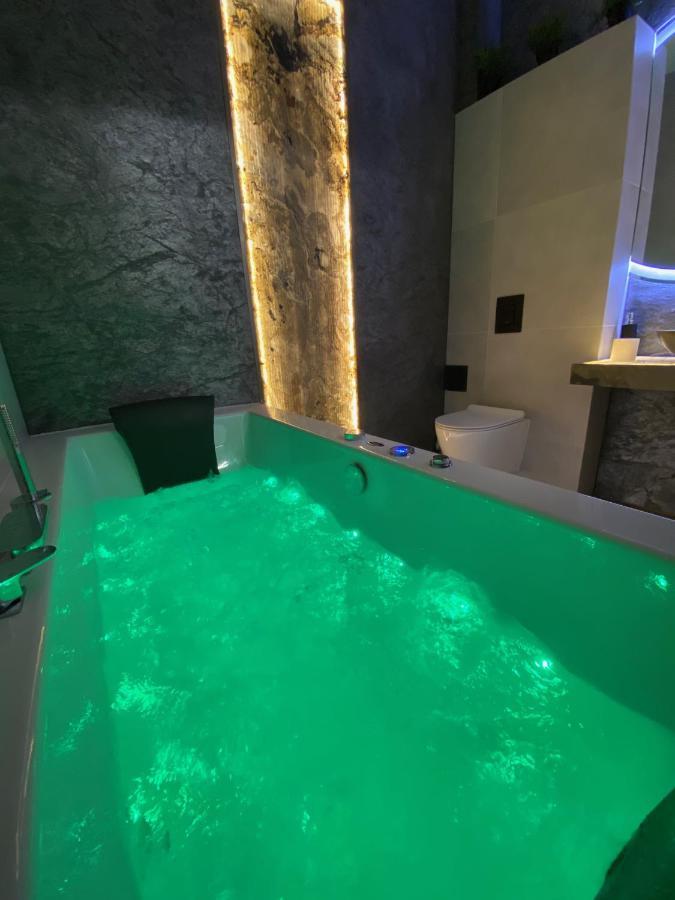 Apartment Silver Shine Jacuzzi