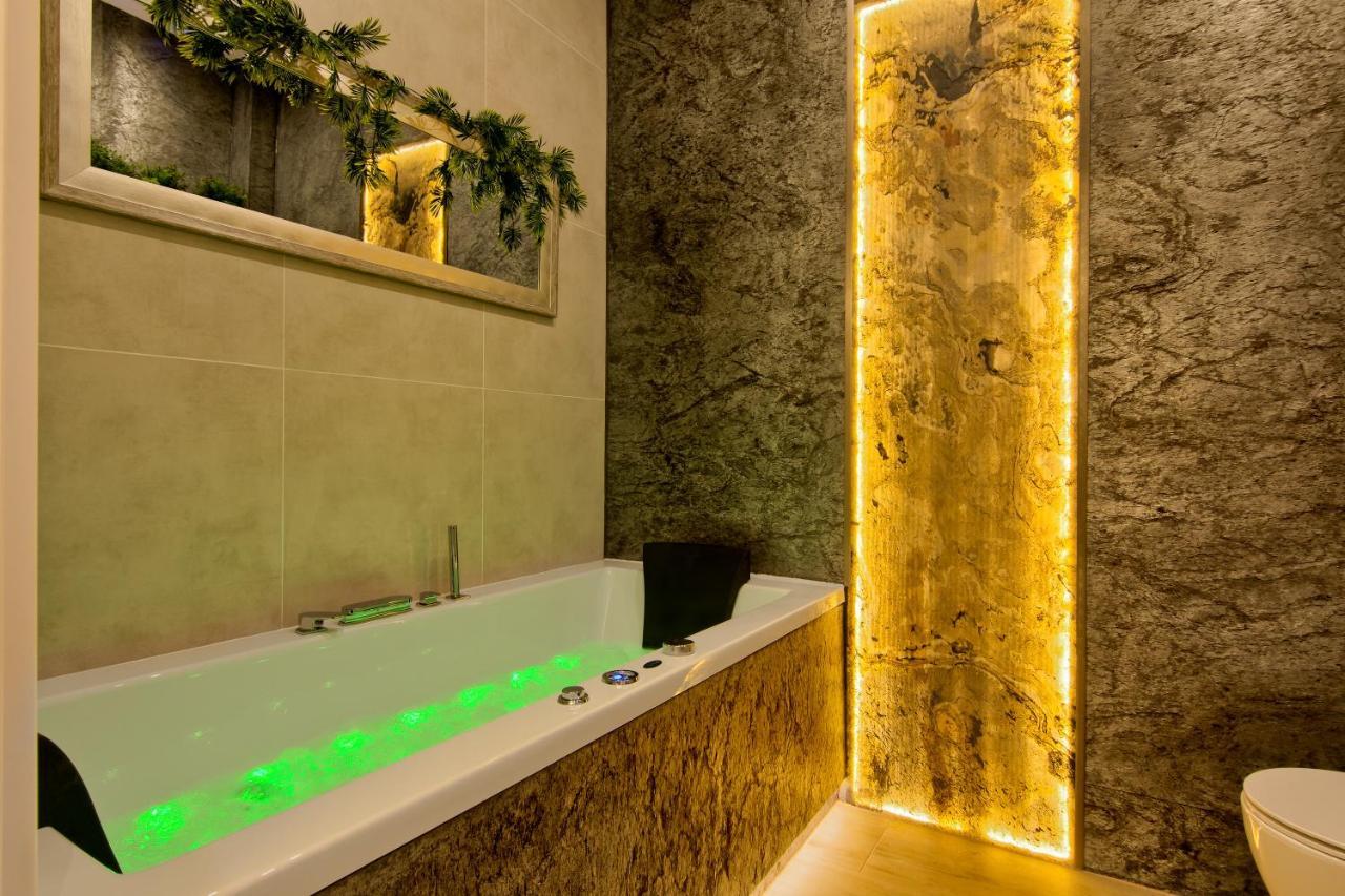Silver Shine Jacuzzi