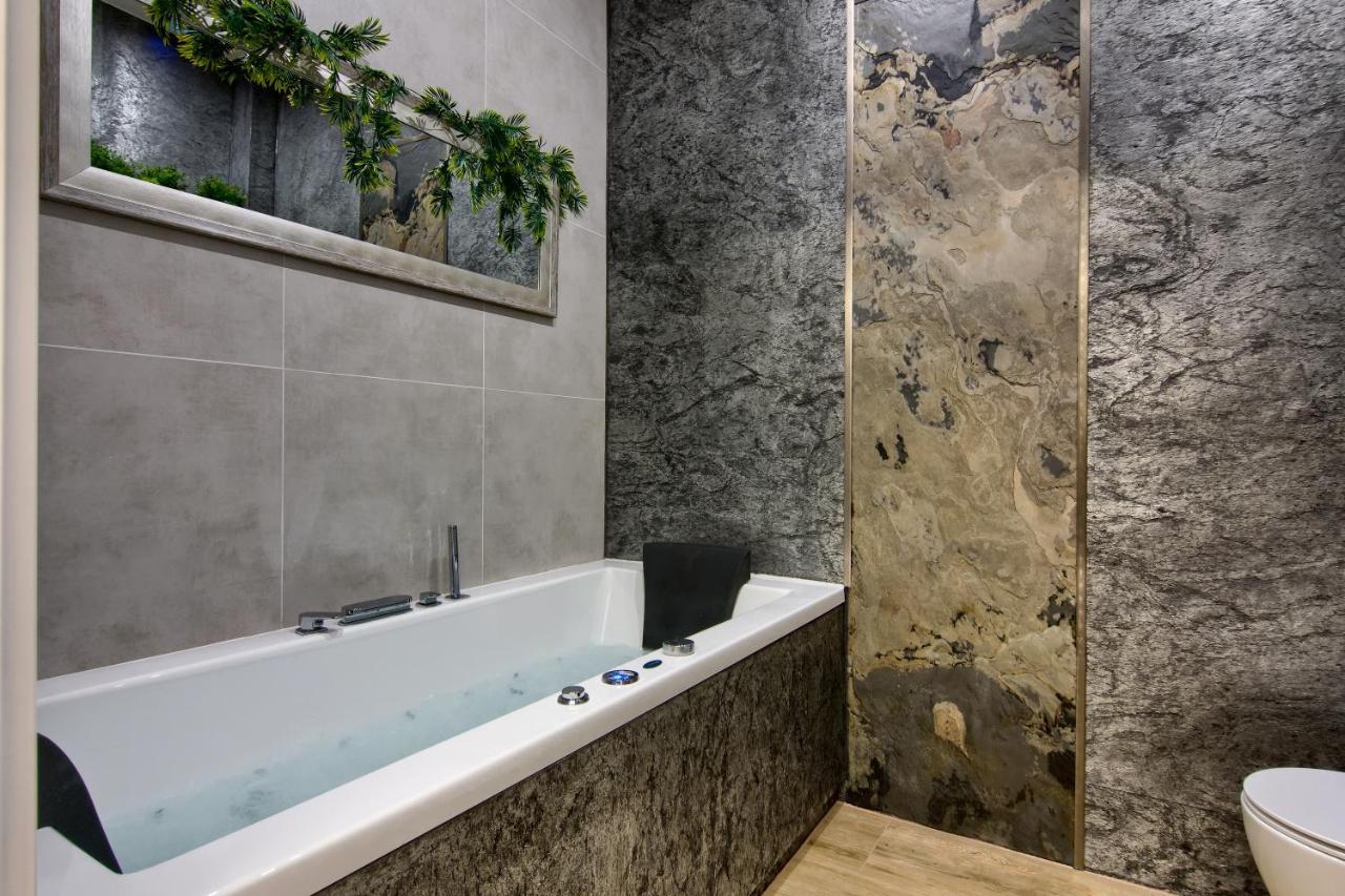 Apartment Silver Shine Jacuzzi